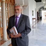El Defensor del Pueblo Andaluz, Jesús Maeztu, presentó la semana pasada en el Parlamento su informe anual