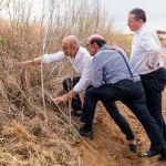 El viceconsejero Jorge Llorente observa la eficacia la limpieza de cunetas en las huras de los topillos campesinos