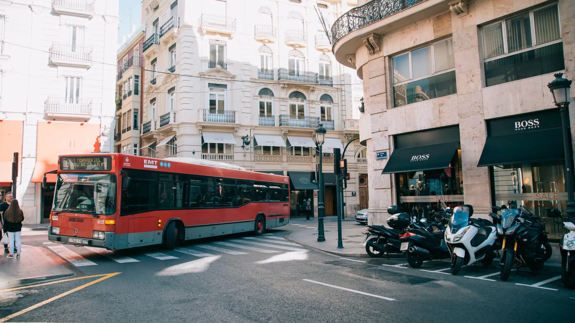 Las calles de València y los transportes públicos no son accesibles, según Asidown. KIKE TABERNER