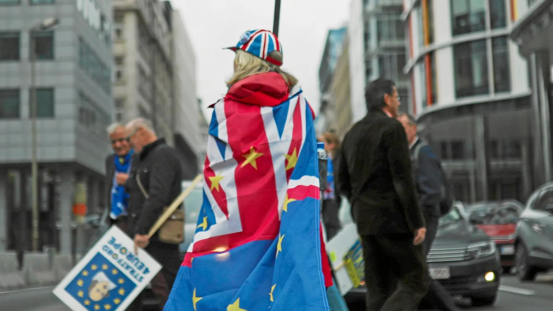 Manifestantes contra el Brexit acudieron ayer al Parlamento Europeo