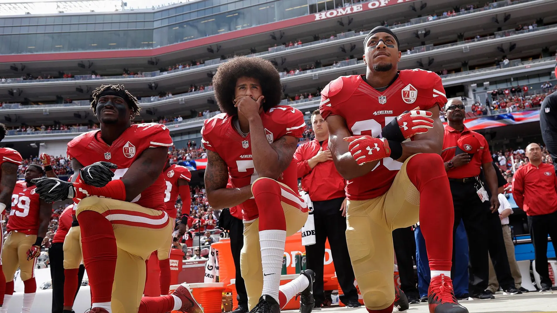 Colin Kaepernick, exquaterback de los San Francisco 49ers (centro), se arrodilla durante el himno nacional de EEUU como protesta contra el racismo en el país