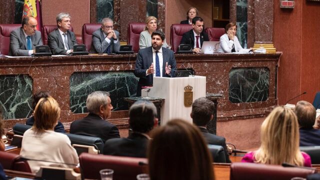 El candidato del PP a presidir la Comunidad, Fernando López Miras, agradeció a Ciudadanos y Vox en la Asamblea, «el esfuerzo» realizado para llegar a puntos de coincidencia en sus programas. LA RAZÓN