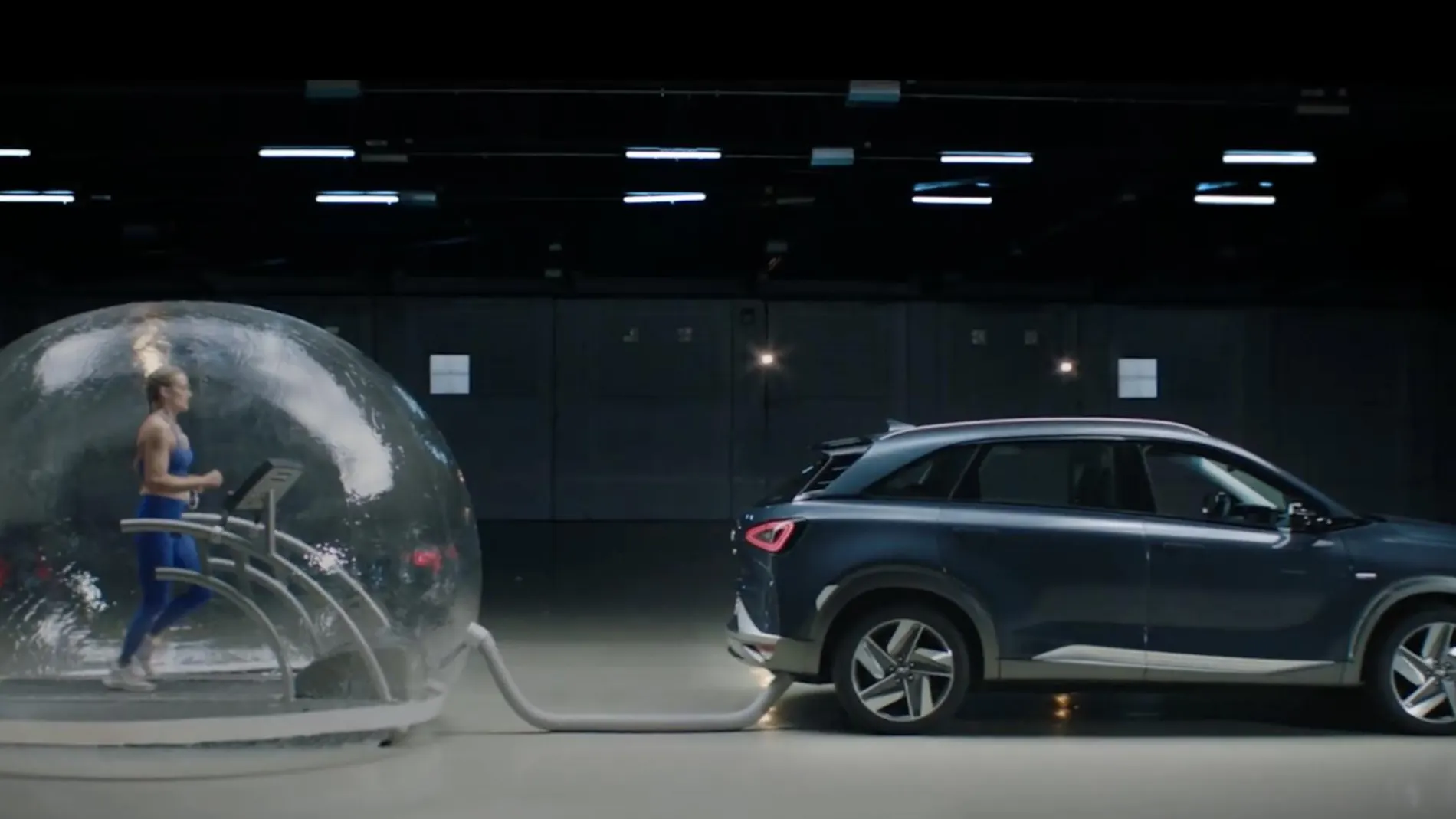 Mireia Belmonte prueba las (nulas) emisiones del Hyundai más ecológico en una burbuja