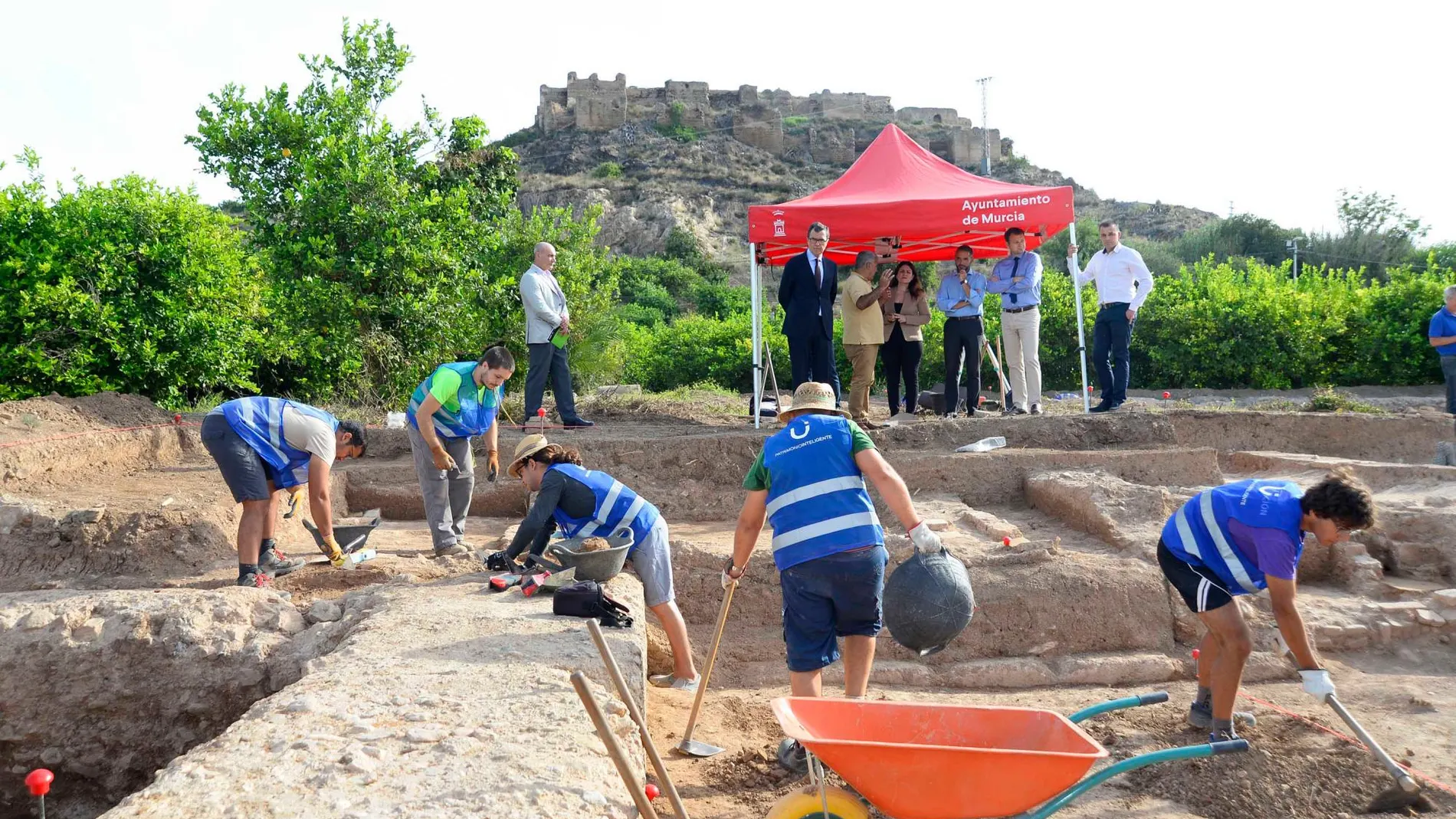 Arqueólogos trabajan en las excavaciones del palacio real