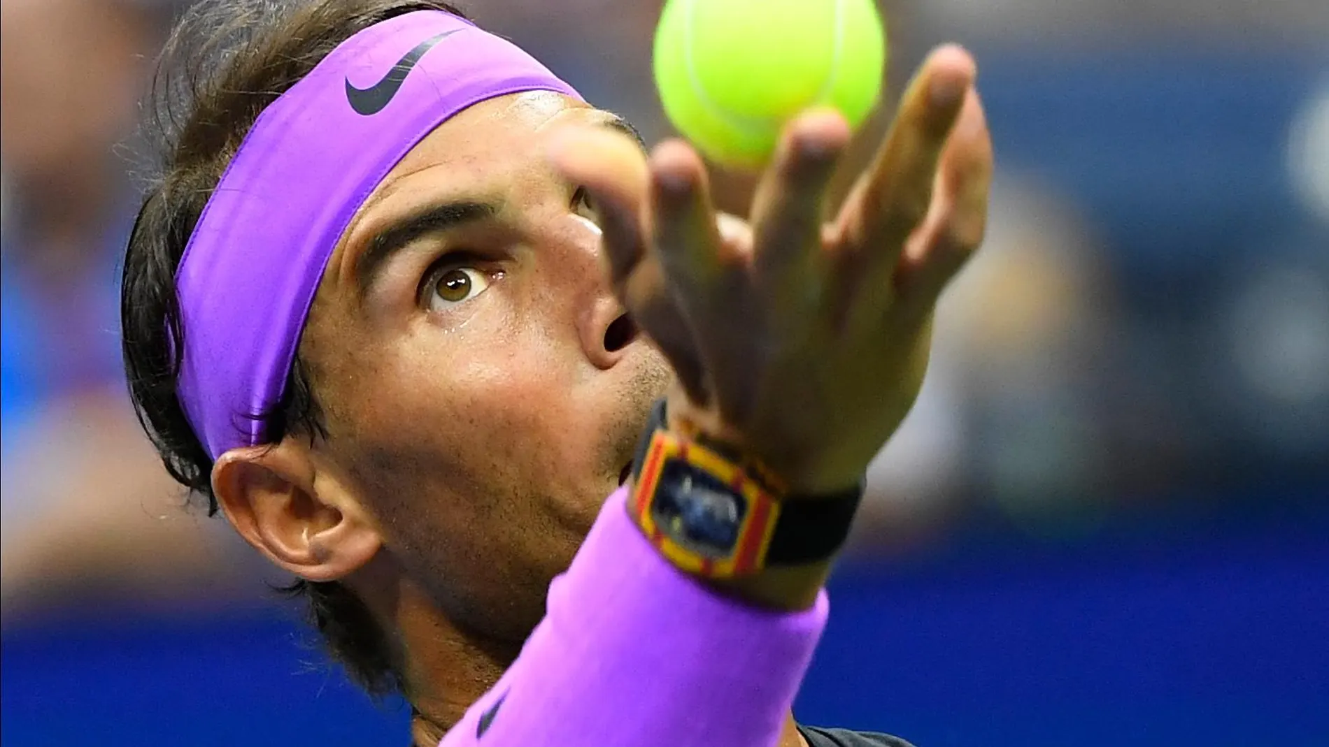 Nadal, antes de efectuar un saque