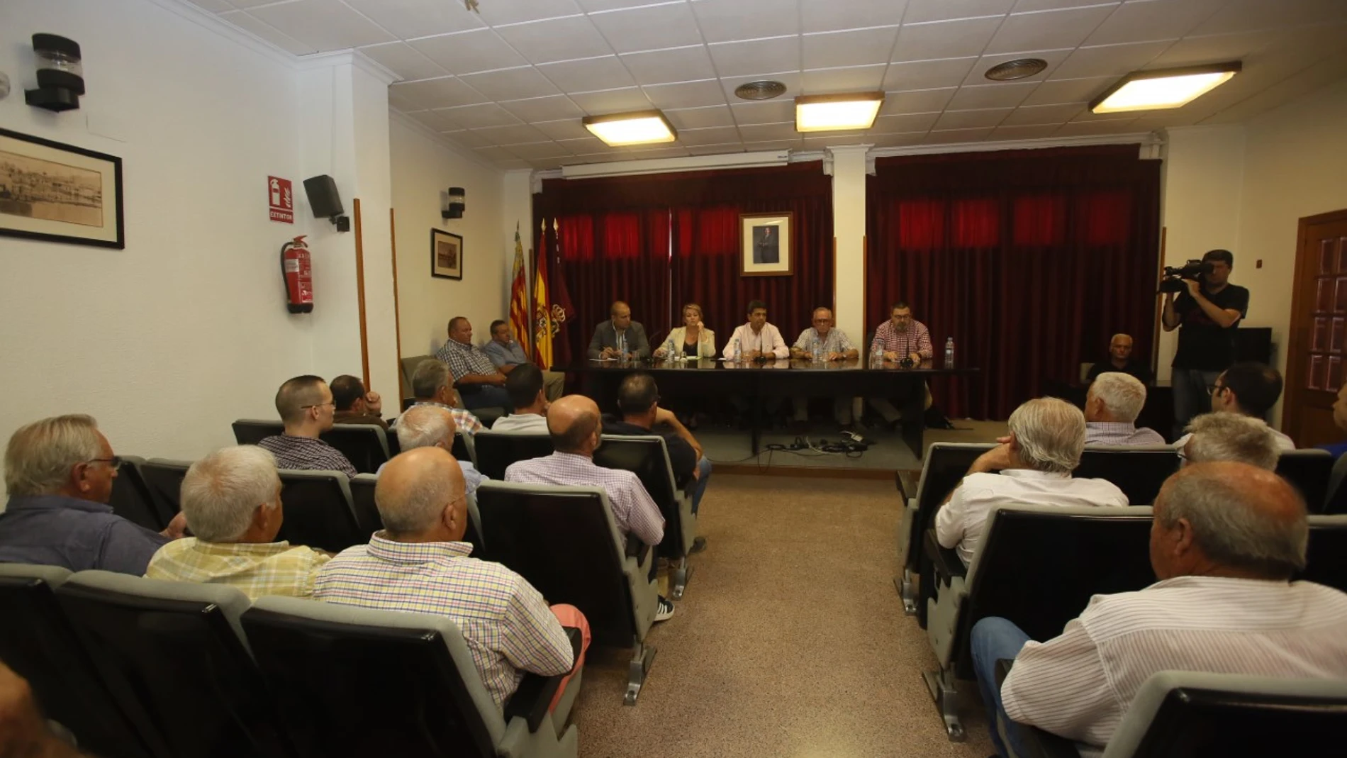 Carlos Mazón visitó el Juzgado Privativo de Aguas de Orihuela para trasladar la colaboración de la Diputación de Alicante para la reconstrucción de las zonas afectadas por «gota fría». LA RAZÓN