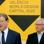 Ximo Puig junto al alcalde de Valencia, Joan Ribó, explicando la suspensión de la reunión con Montero. EFE