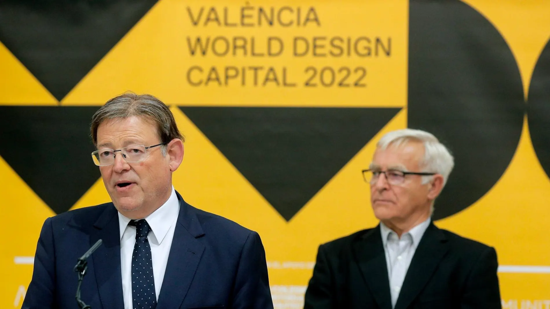 Ximo Puig junto al alcalde de Valencia, Joan Ribó, explicando la suspensión de la reunión con Montero. EFE