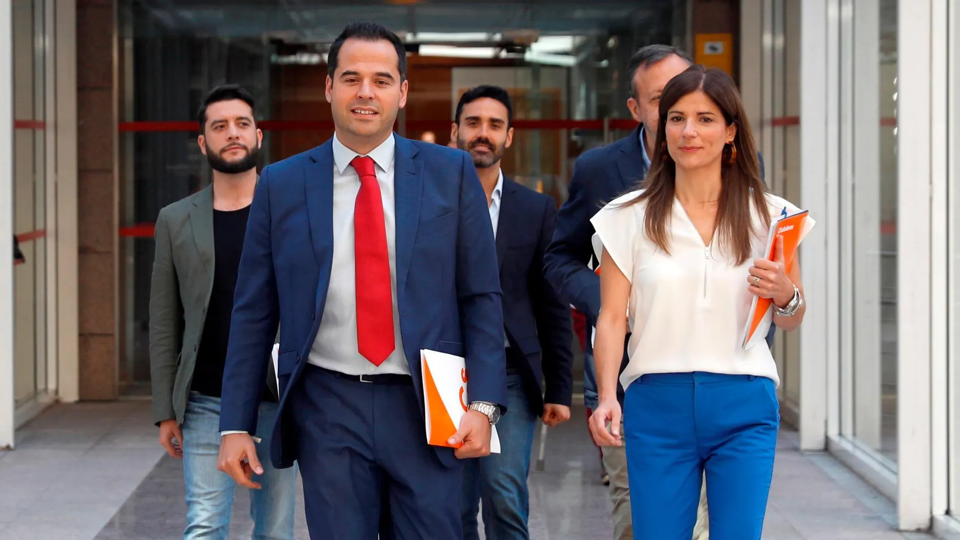 El líder de Ciudadanos, Ignacio Aguado (i), junto a los miembros de su equipo.