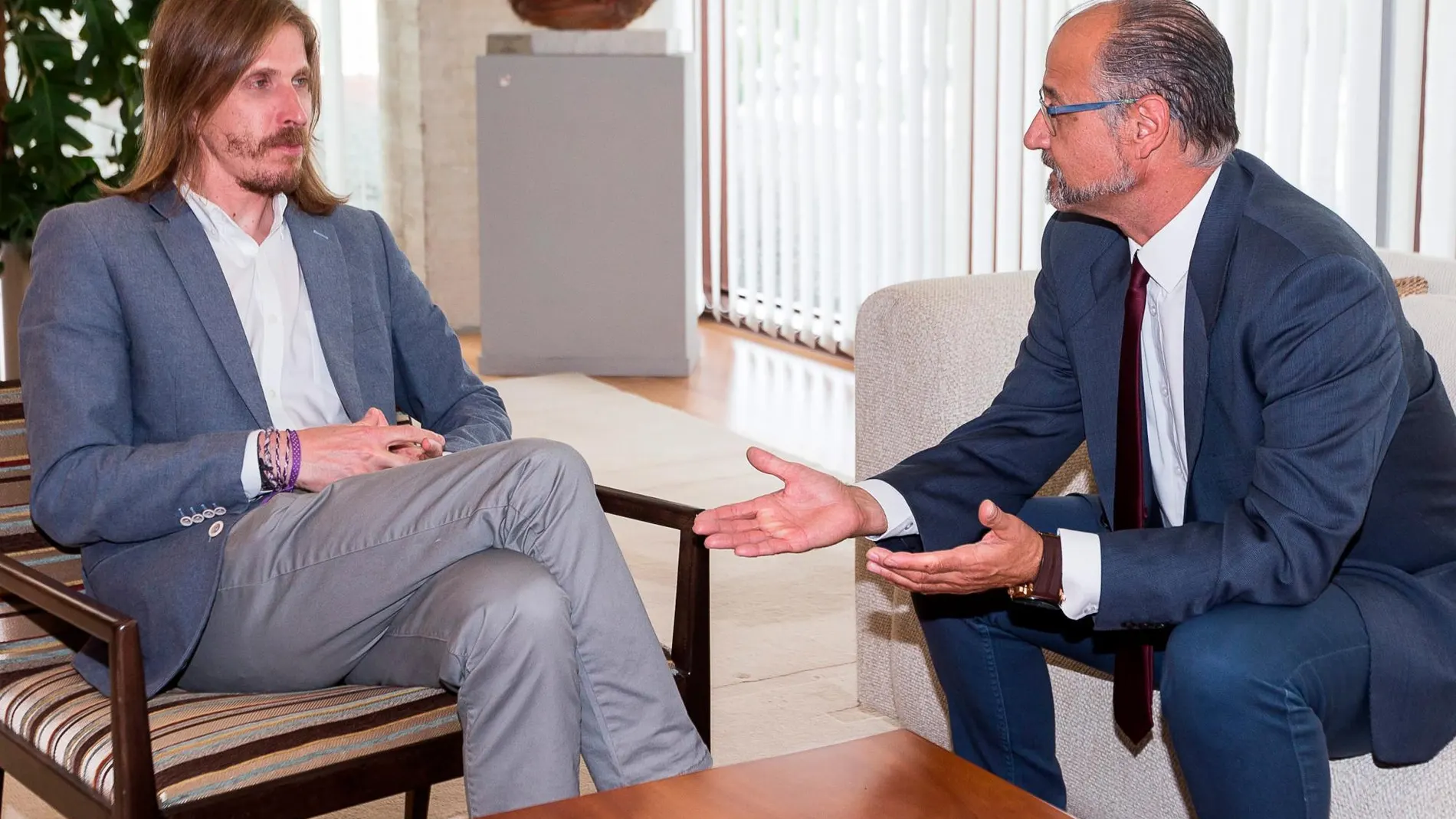 El presidente de las Cortes, Luis Fuentes, se reúne con Pablo Fernández, portavoz de Podemos