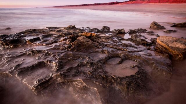 Vista de la zona rocosa que contiene huellas de especies de dinosaurios encontradas en Walmadany, Australia / Foto: EFE