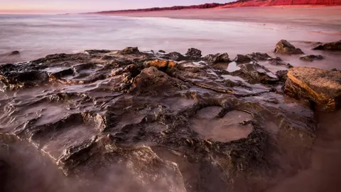 Vista de la zona rocosa que contiene huellas de especies de dinosaurios encontradas en Walmadany, Australia / Foto: EFE