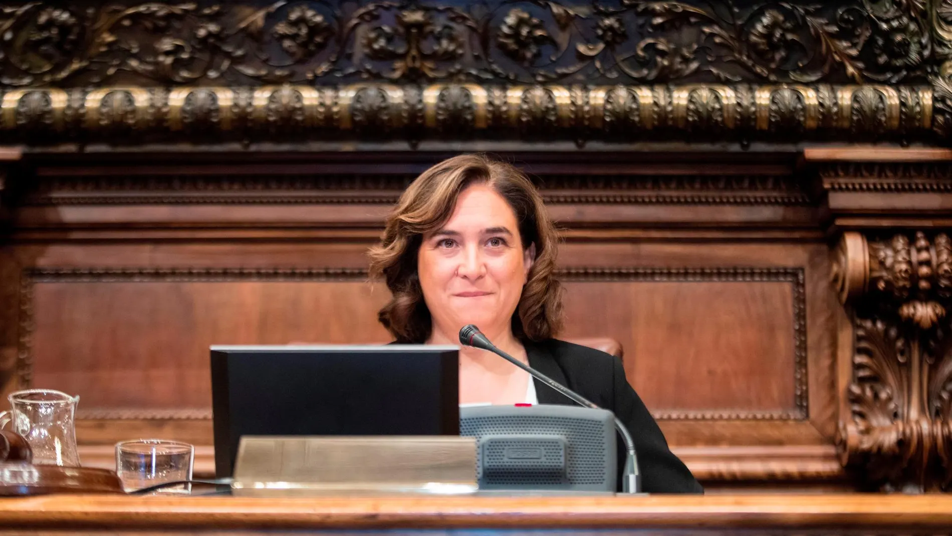 La alcaldesa de Barcelona, Ada Colau, durante la sesión plenaria extraordinaria celebrada en el Ayuntamiento de Barcelona ayer