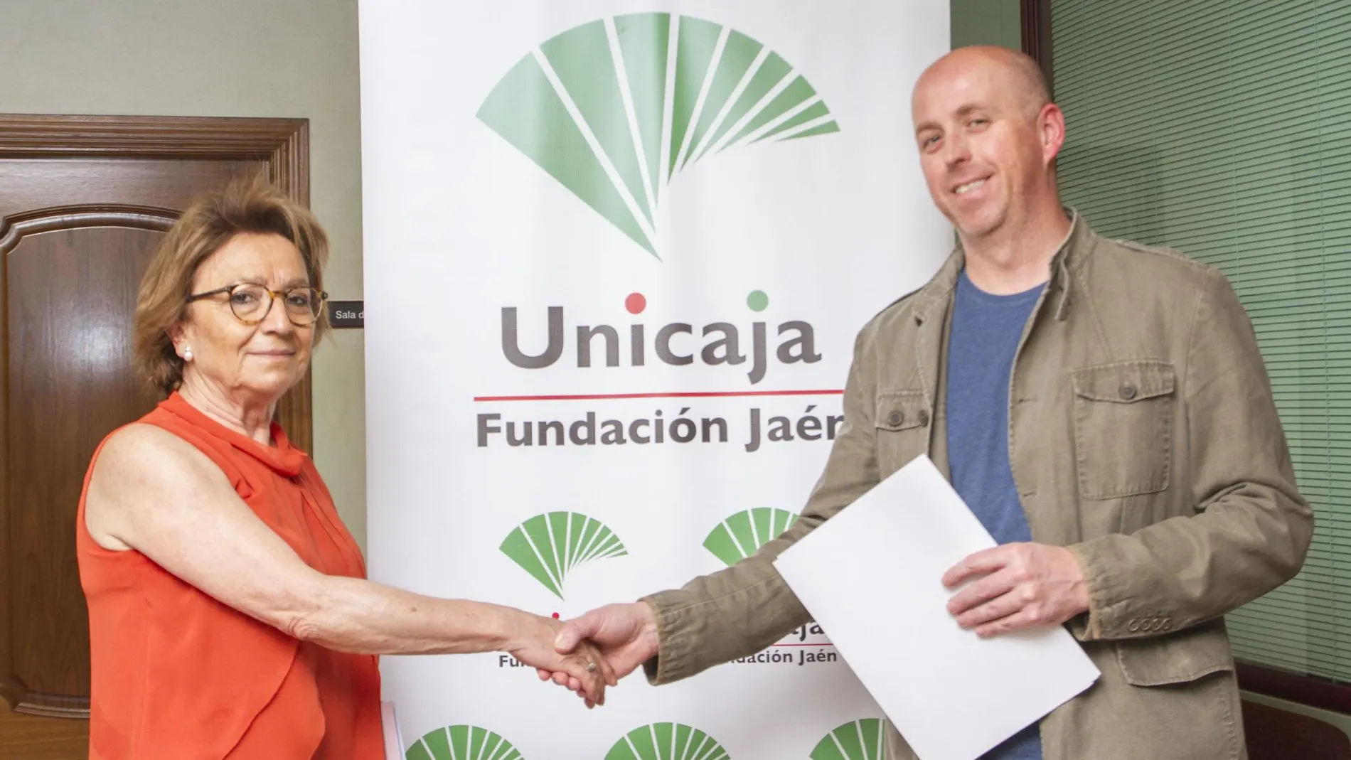 Carmen Espín, presidenta de la Fundación Unicaja Jaén, y Juan León, presidente de Colectivo Gentes / La Razón