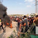 Jóvenes iraquíes levantan barricas en el este de Bagdad el pasado 4 de octubre
