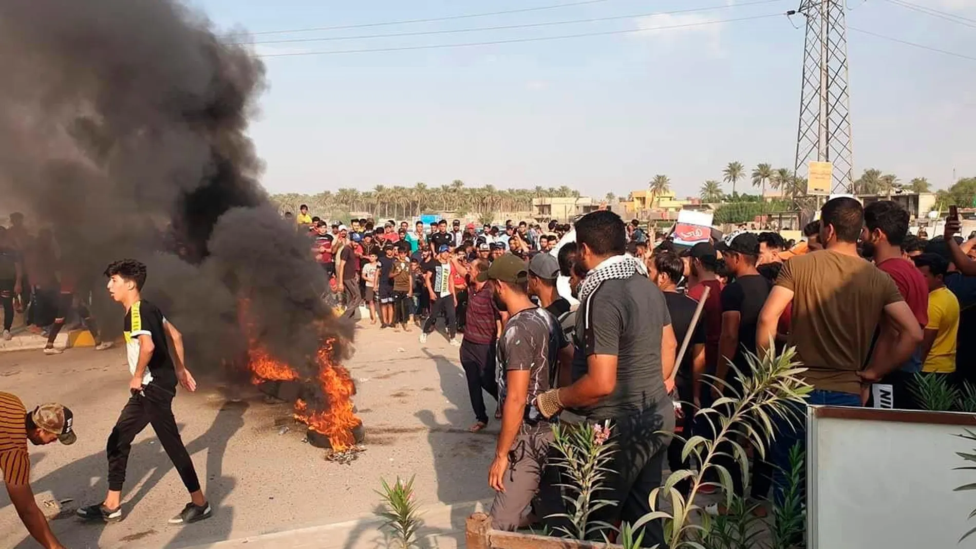Jóvenes iraquíes levantan barricas en el este de Bagdad el pasado 4 de octubre