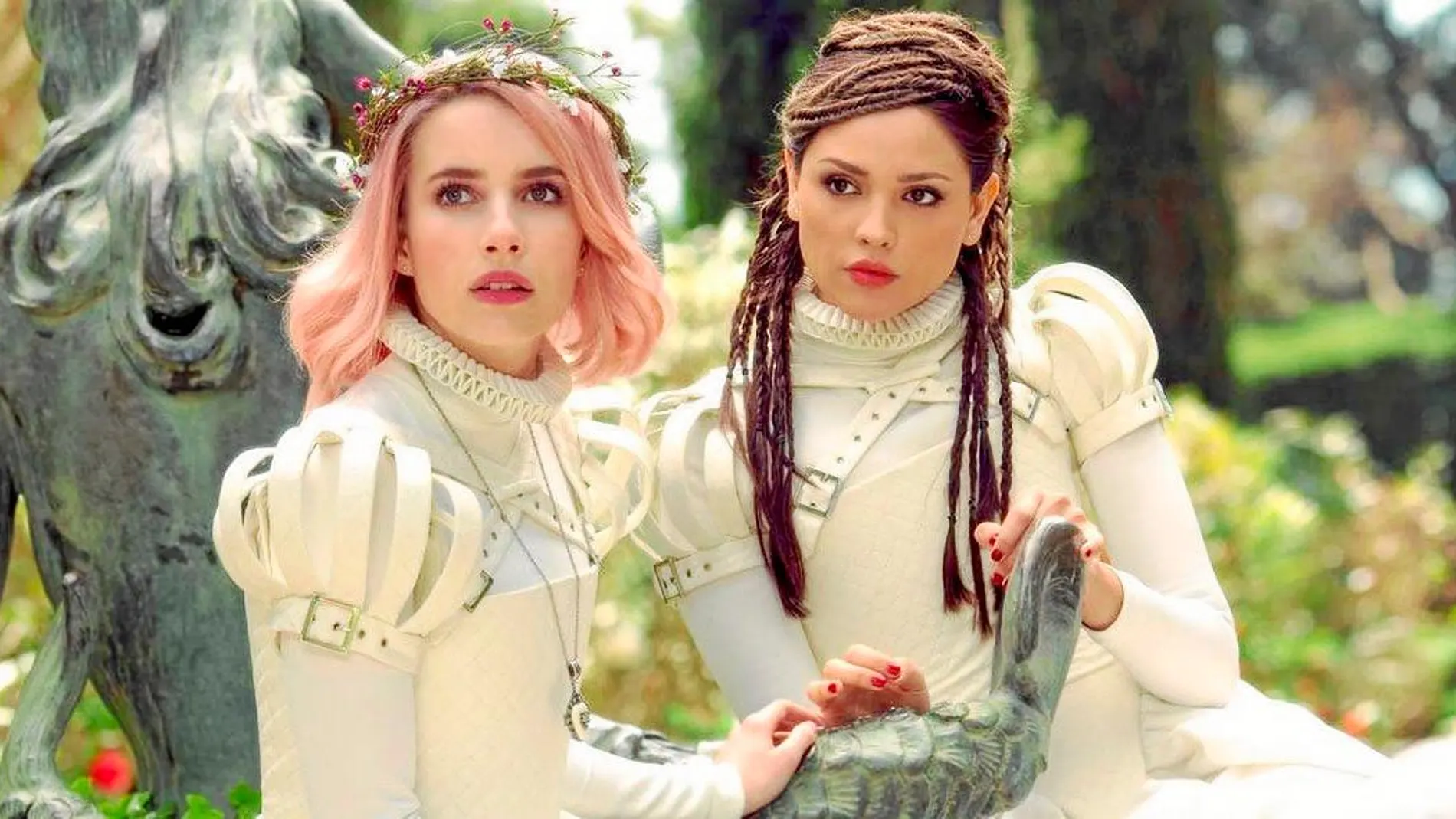 Emma Roberts y Eiza González protagonizan una historia de amor en "Paradise Hills"