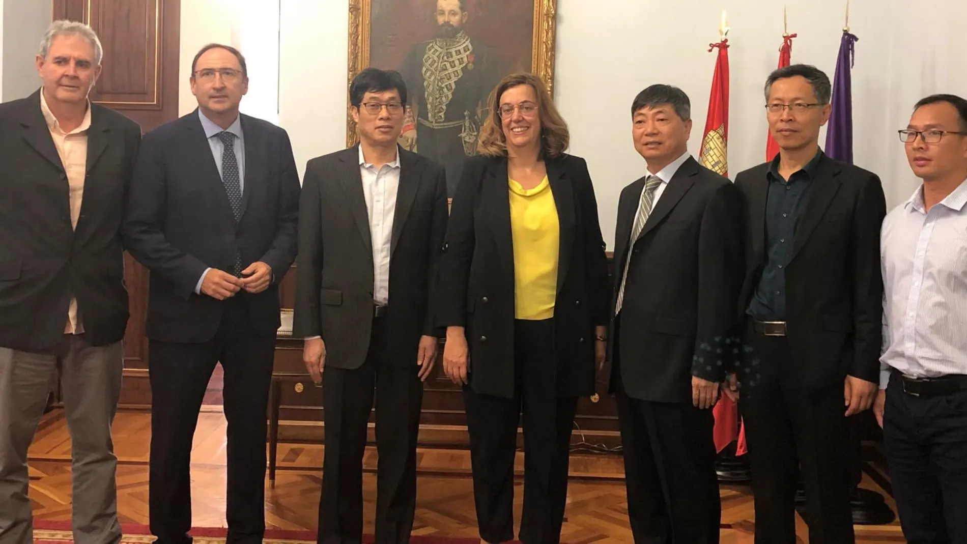 La delegación china del Henan Medical Collegejunto a la presidenta de la Diputación, Ángeles Armisén, y el teniente de alcalde de la ciudad, Alfonso Polanco