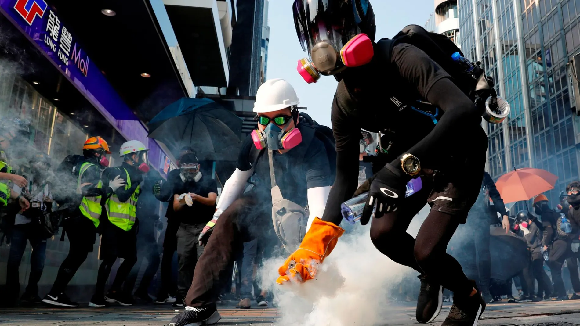 Manifestantes anti gubernamentales en Hong Kong con gases lacrimógenos/Reuters