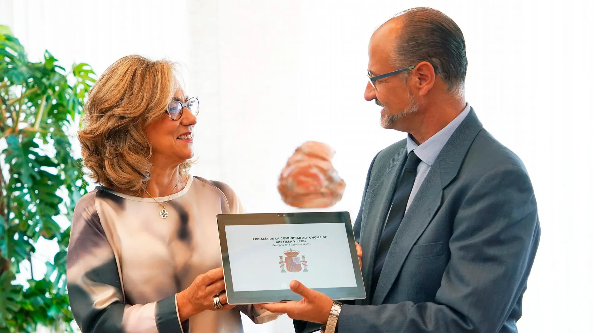 El presidente de las Cortes, Luis Fuentes, recibe a la fiscal superior de Castilla y León, María Lourdes Rodríguez Rey