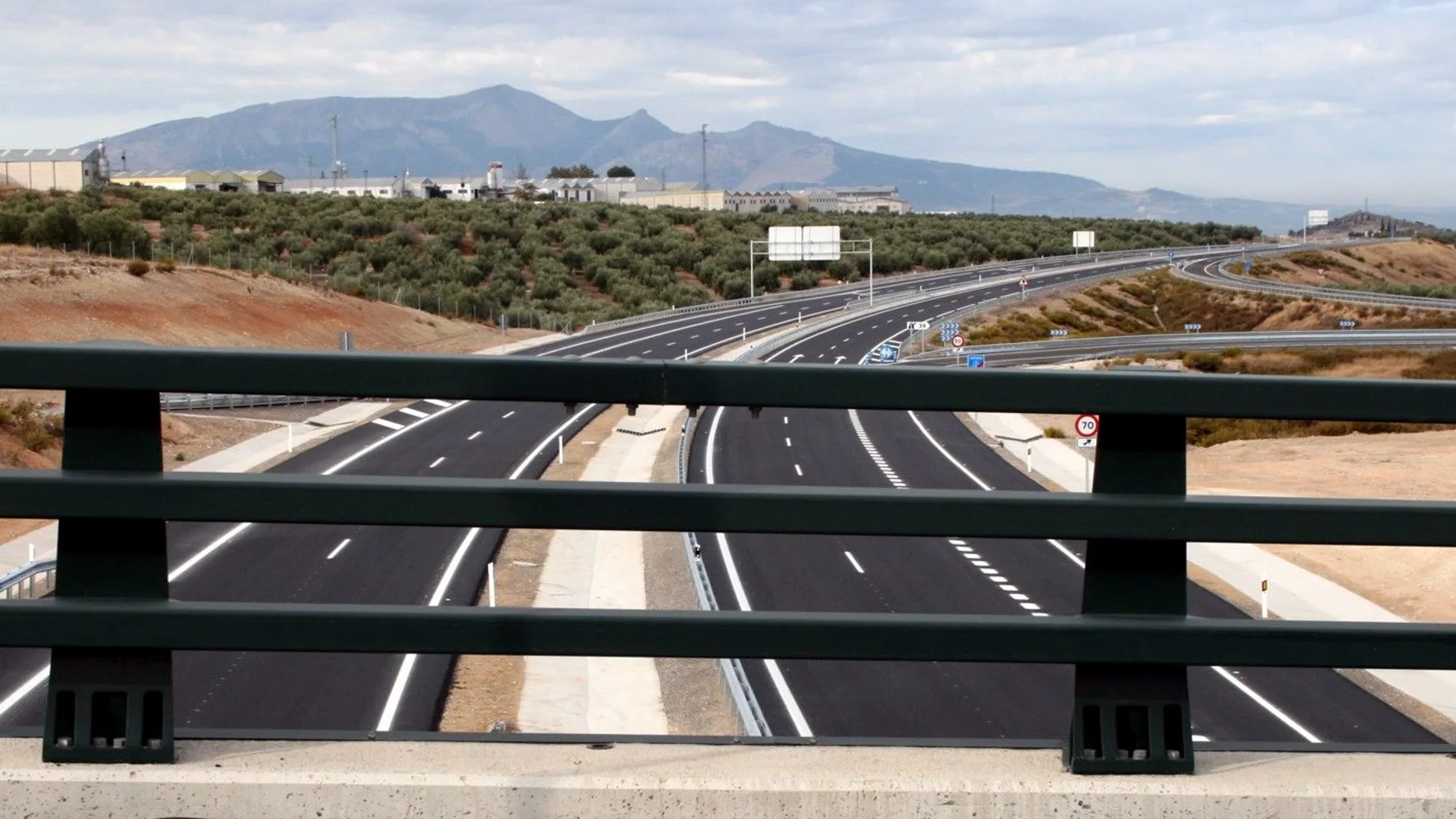 Uno de los tramos de la autovía del olivar, concretamente la variante de Mancha Real / Foto: La Razón