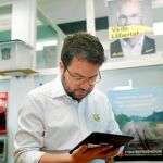 Pere Aragonés, adjunto a la Presidencia, de ERC, vota telemáticamente en la jornada en la que se ratificará a la dirección del partido