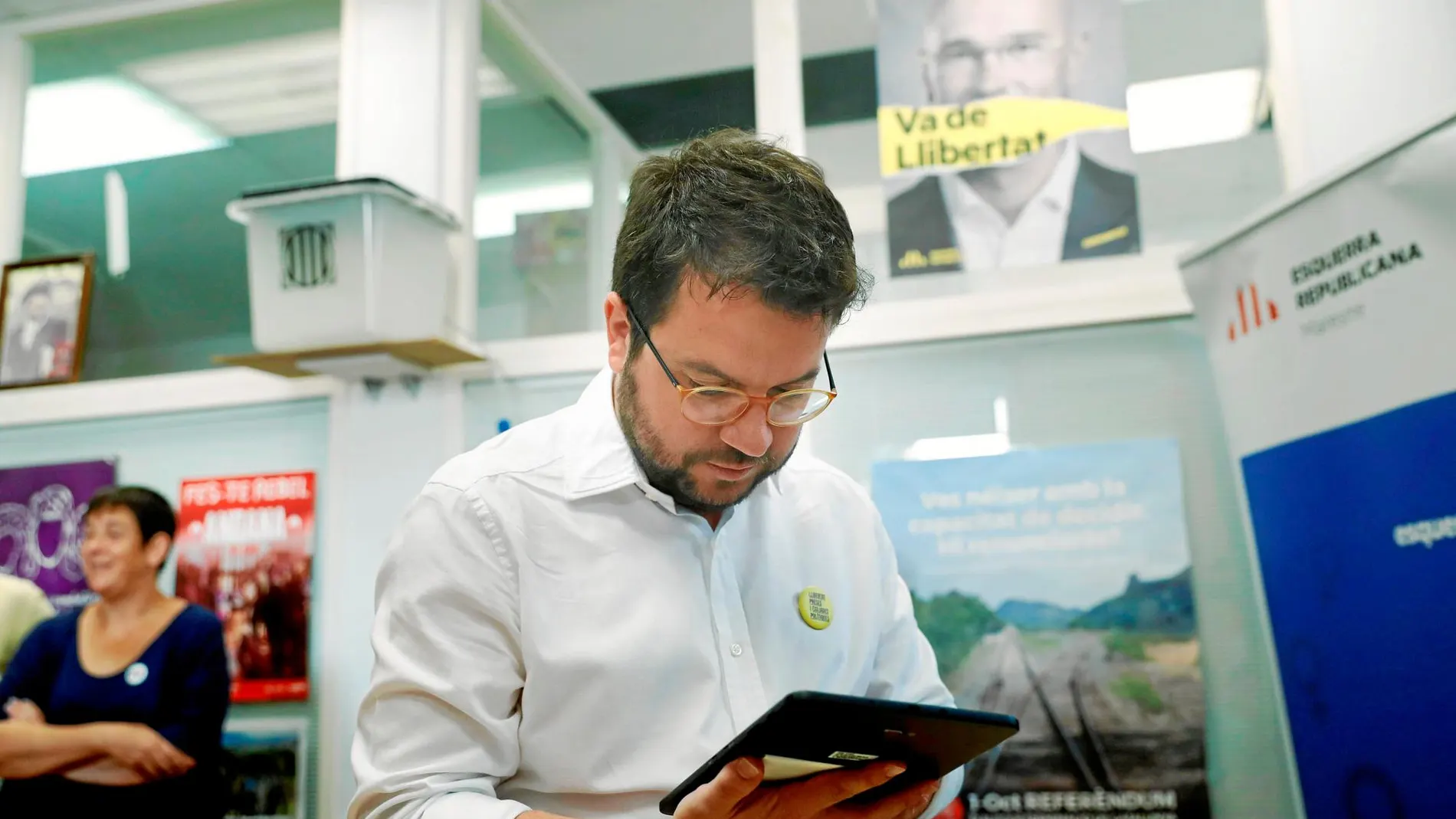 Pere Aragonés, adjunto a la Presidencia, de ERC, vota telemáticamente en la jornada en la que se ratificará a la dirección del partido