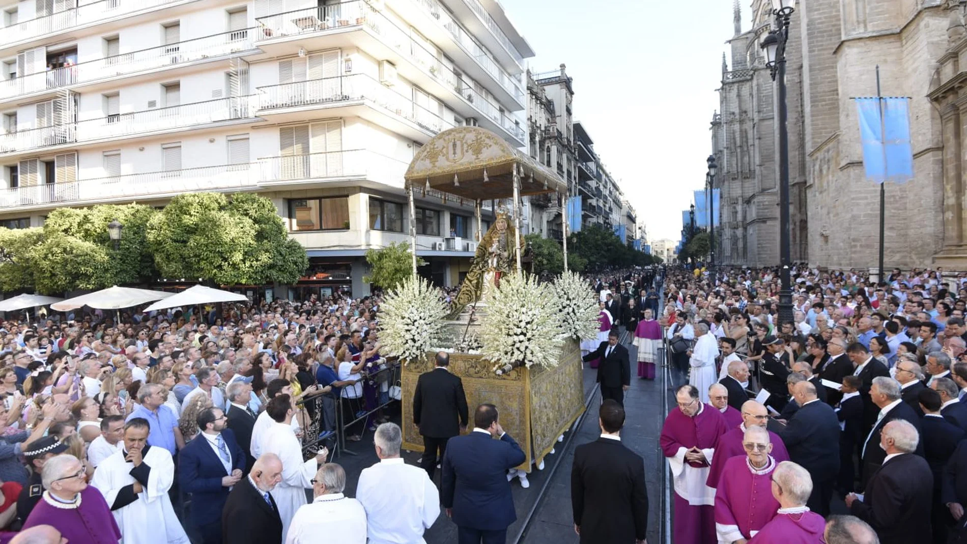 Miles de sevillanos asisten a la procesión de la Virgen de los Reyes/ Foto: Ke-Imagen