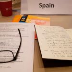 El cartel de “Spain” delante de su cuaderno en la imagen subida por Bellmunt a Twitter.