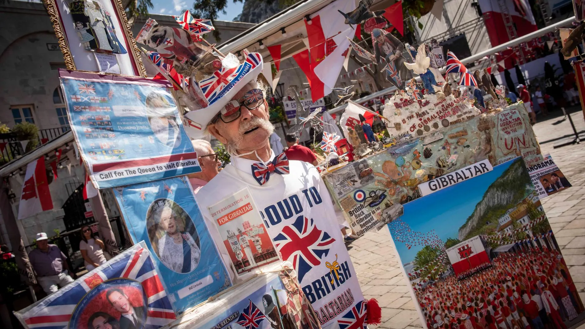 El «National Day» de Gibraltar fue escenario ayer de demostraciones de entusiasmo y fervor británico tan coloridas como ésta