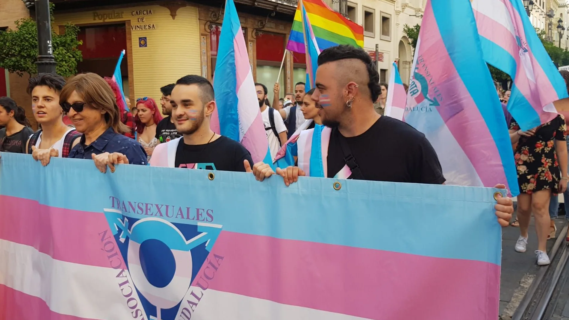 Dos de los participantes en el campamento, Mario Rodríguez y Adri Luna, durante una manifestación por los derechos de los transexuales/ Foto: La Razón