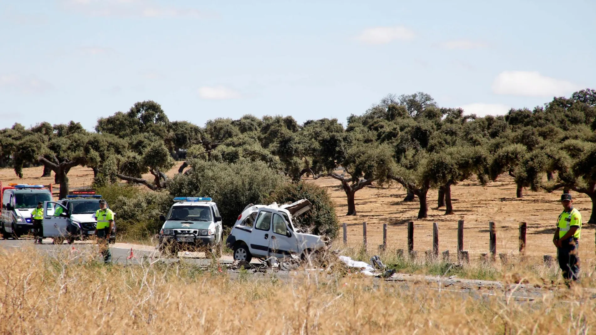 Fallece el conductor de una furgoneta al chocar contra un camión en la CL-512, en Vecinos (Salamanca)