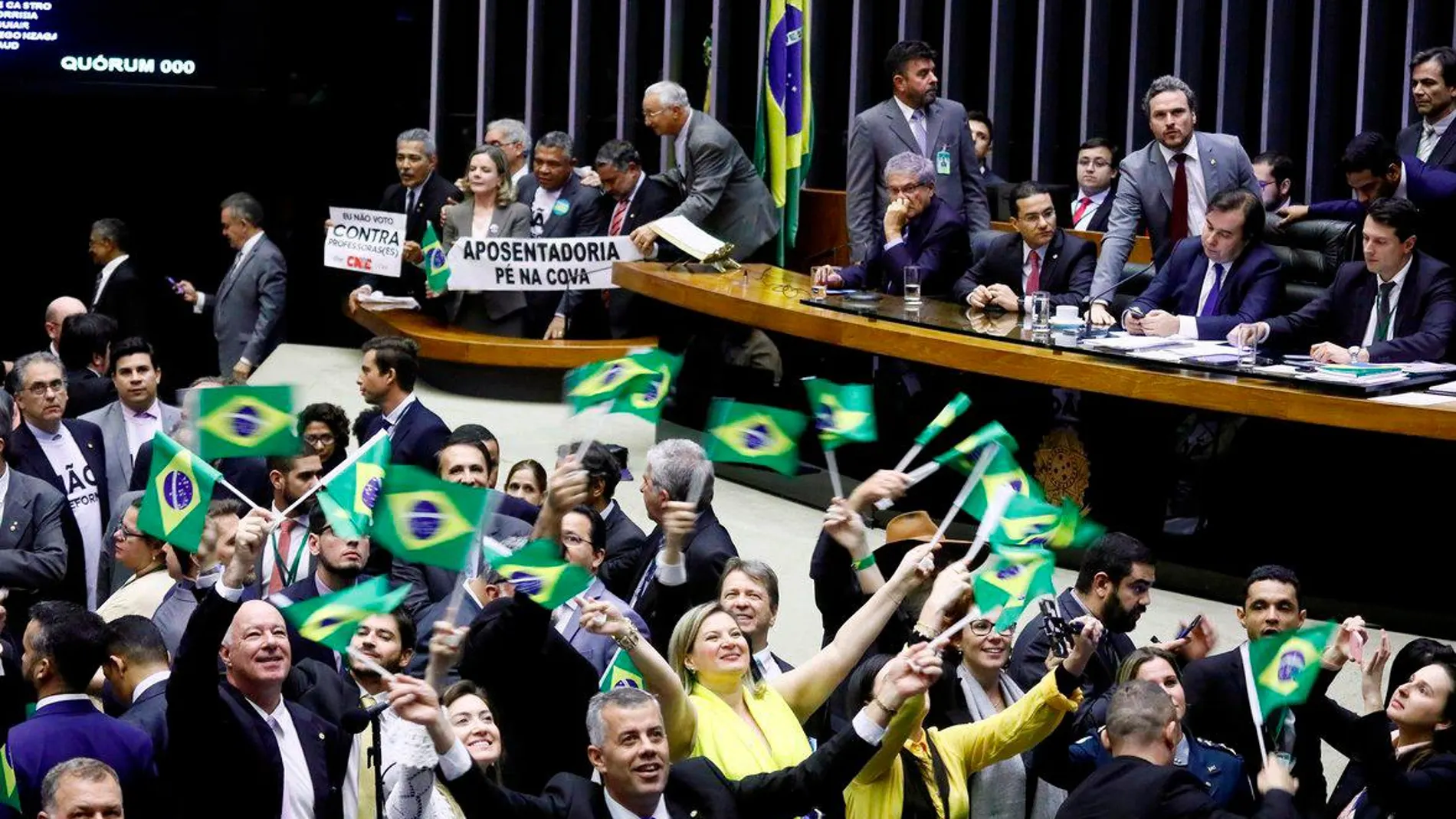 Diputados de Brasil al aprobar el marco legal de la reforma de las pensiones / Efe