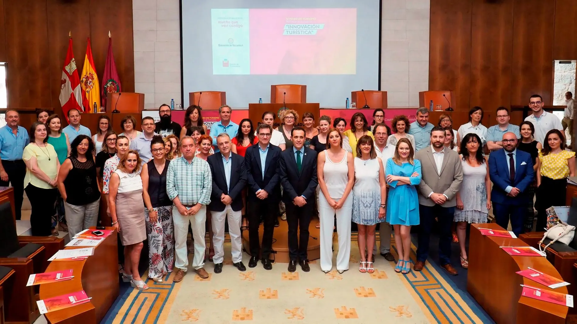 Foto de familia del presidente de la Diputación de Valladolid, Conrado Íscar, con los participantes en el IV Foro de Turismo de la Provincia