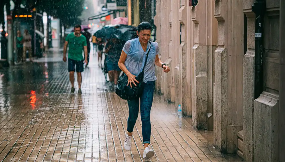 El interior norte y sur de la provincia de Castellón y el interior norte de Valencia estuvieron ayer en alerta naranja por tormentas acompañadas de granizo grande y fuertes rachas de viento, según el boletín emitido por Aemet