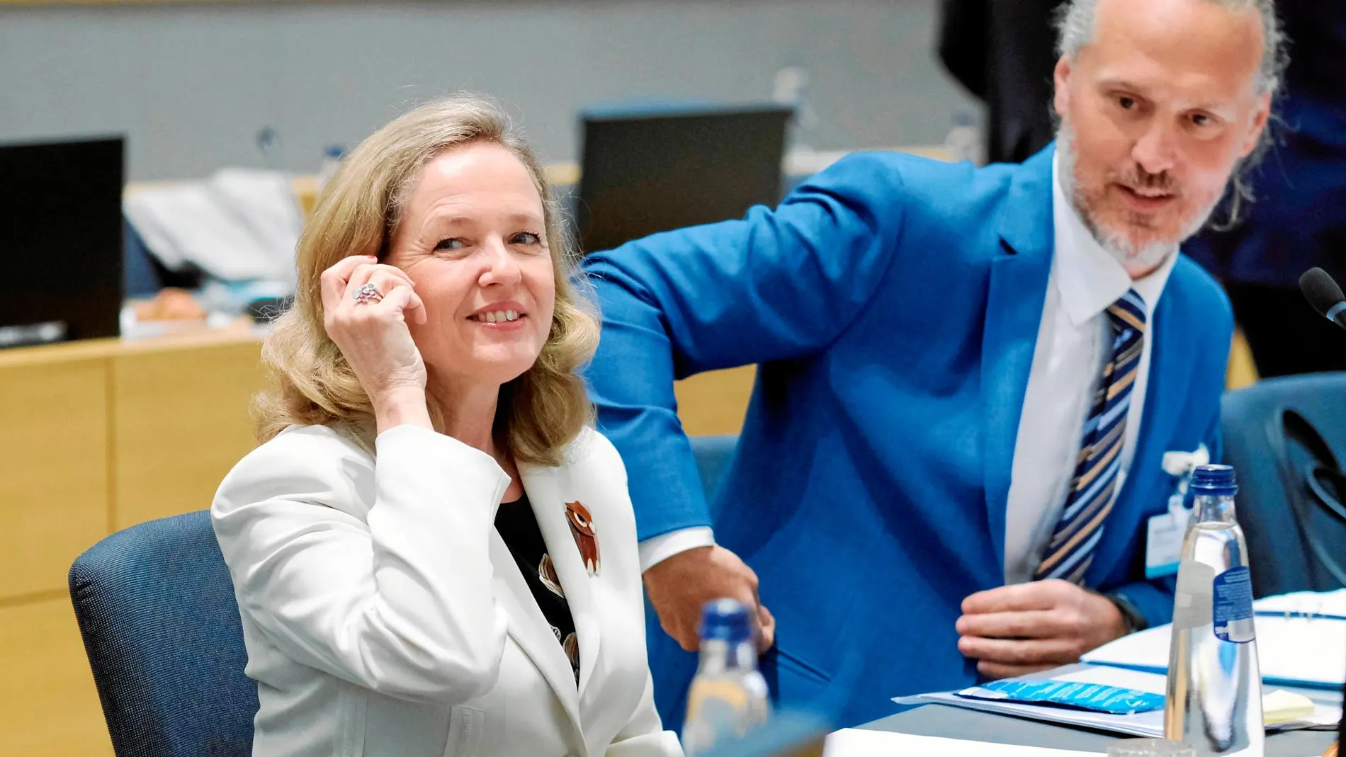 La ministra de Economía en funciones, Nadia Calviño, junto al ministro de Finanzas sueco, Max Elger, ayer, en Bruselas / Efe