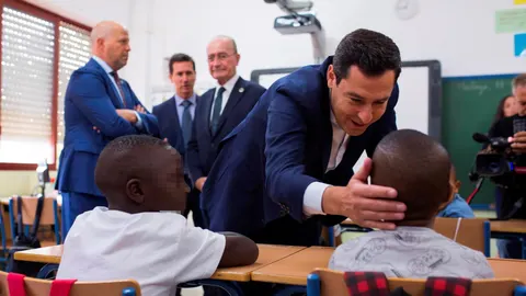 El presidente de la Junta, Juanma Moreno, inaugurando el curso escolar en un colegio de Málaga