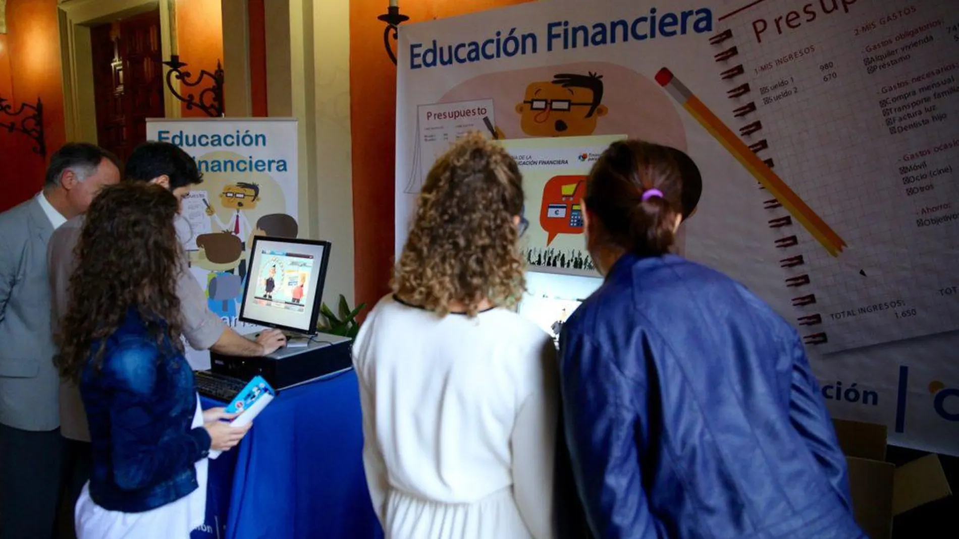Unos de los talleres que imparte la Fundación Cajasol sobre Educación Financiera / La Razón