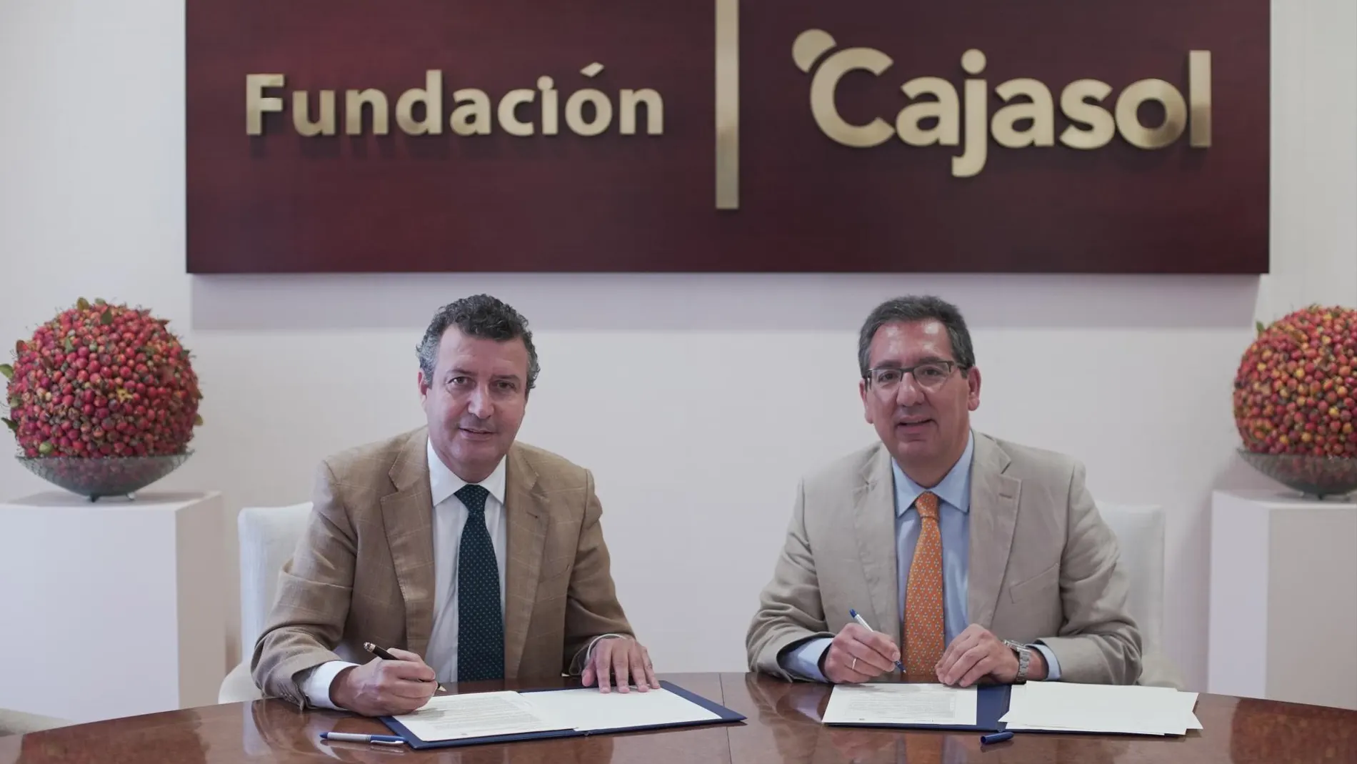 Antonio Pulido, presidente de la Fundación Cajasol (d), y Javier Fernández, alcalde del Ayuntamiento de La Rinconada, esta mañana en La Rinconada (i) / La Razón