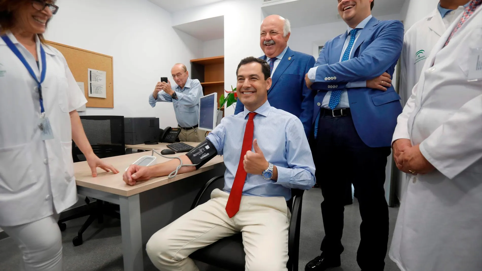 El presidente de la Junta, en la inauguración del centro de salud Córdoba Centro / Foto: Efe