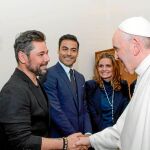 Miguel Poveda y Sebastián Yatra en su encuentro con el Papa en el que reafirmaron su colaboración con el concierto solidario