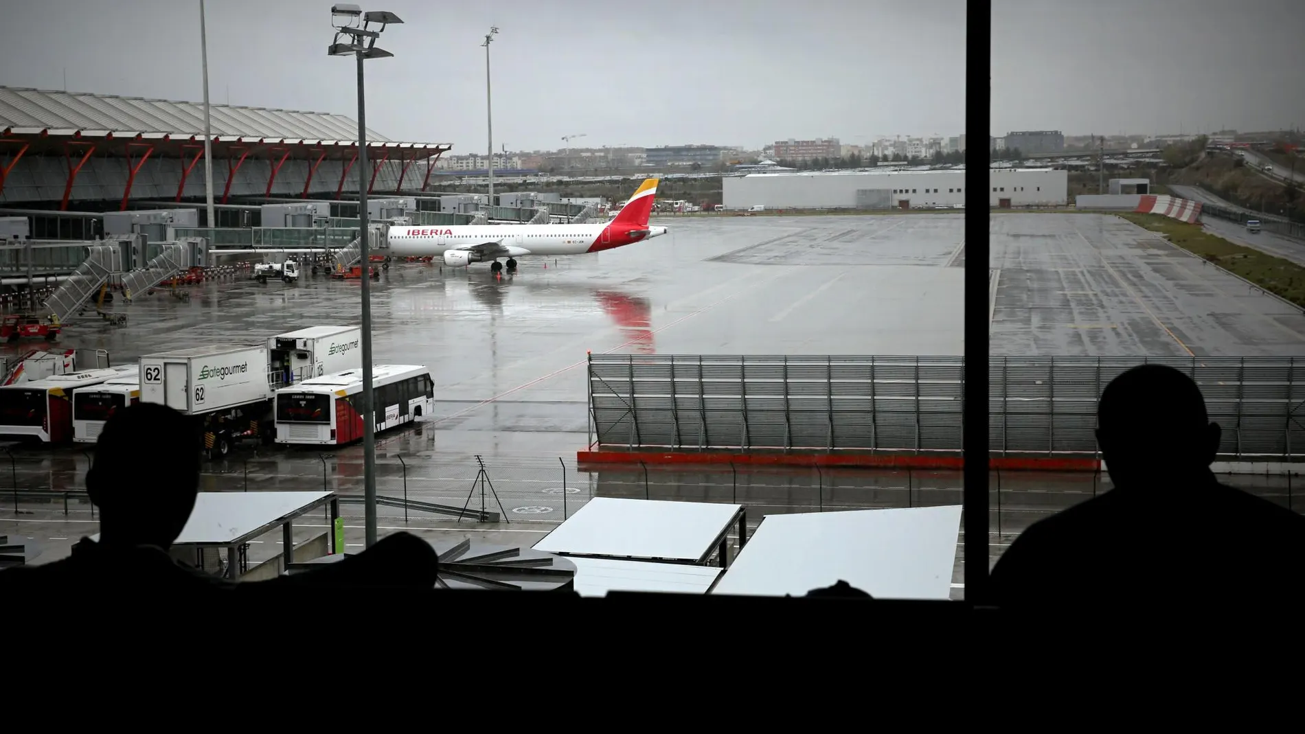 Un avión de Iberia aparcado en una de las terminales de Barajas