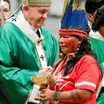 El Papa Francisco saluda a una mujer indígena en la apertura del Sínodo