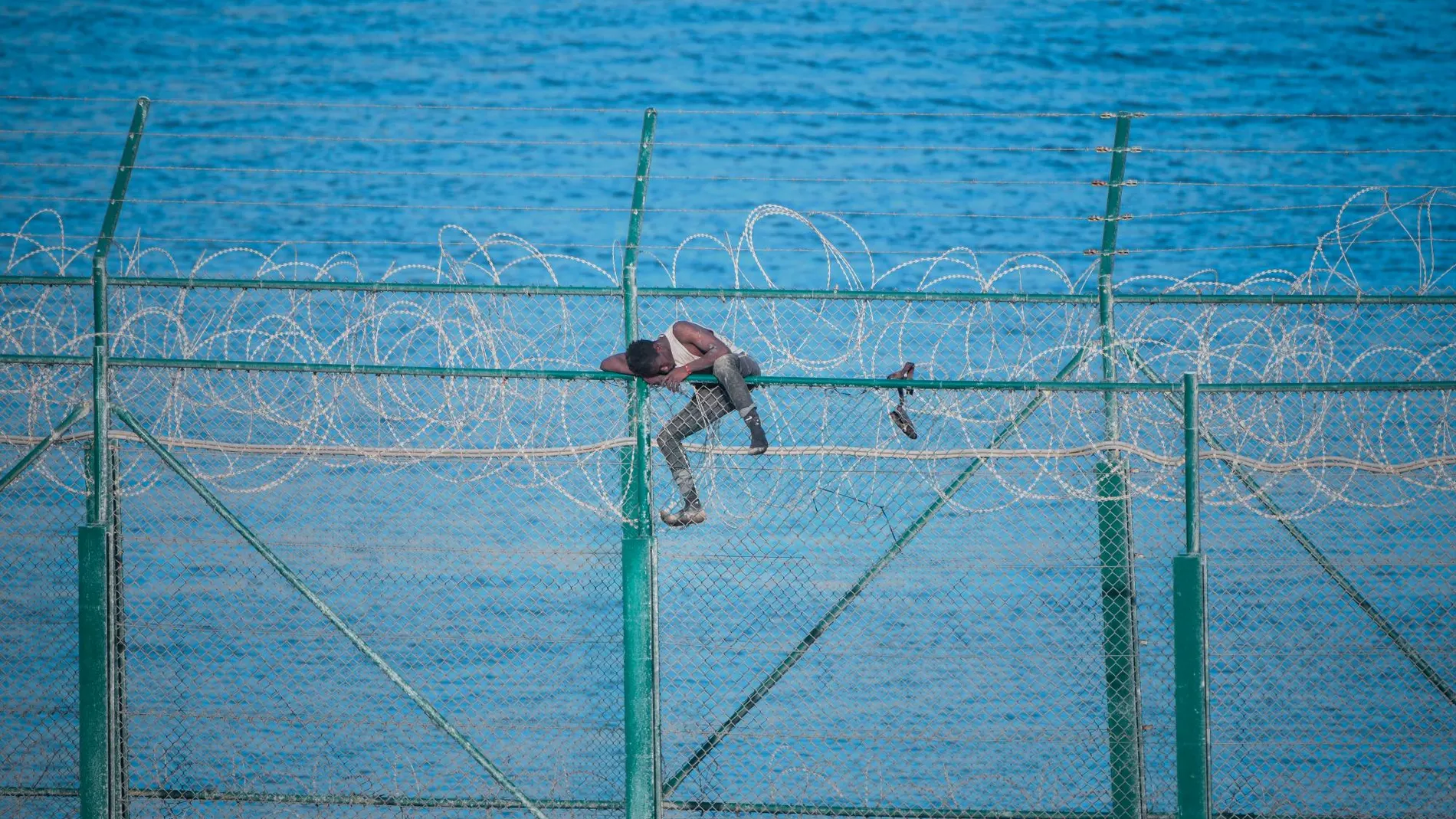 Un inmigrante trata de saltar la valle de Ceuta/ EFE