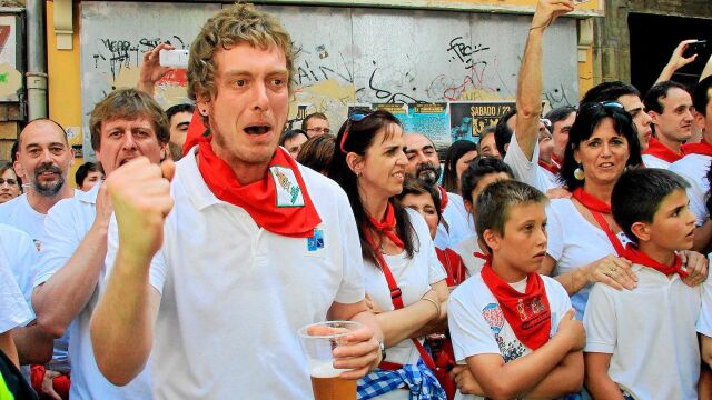 Maiorga en las fiestas de San Fermín y, en la imagen inferior, ya como miembro de la Mesa del Parlamento de Navarra