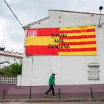 Banderas de España y de Cataluña son vistas en el barrio de Vila-roja