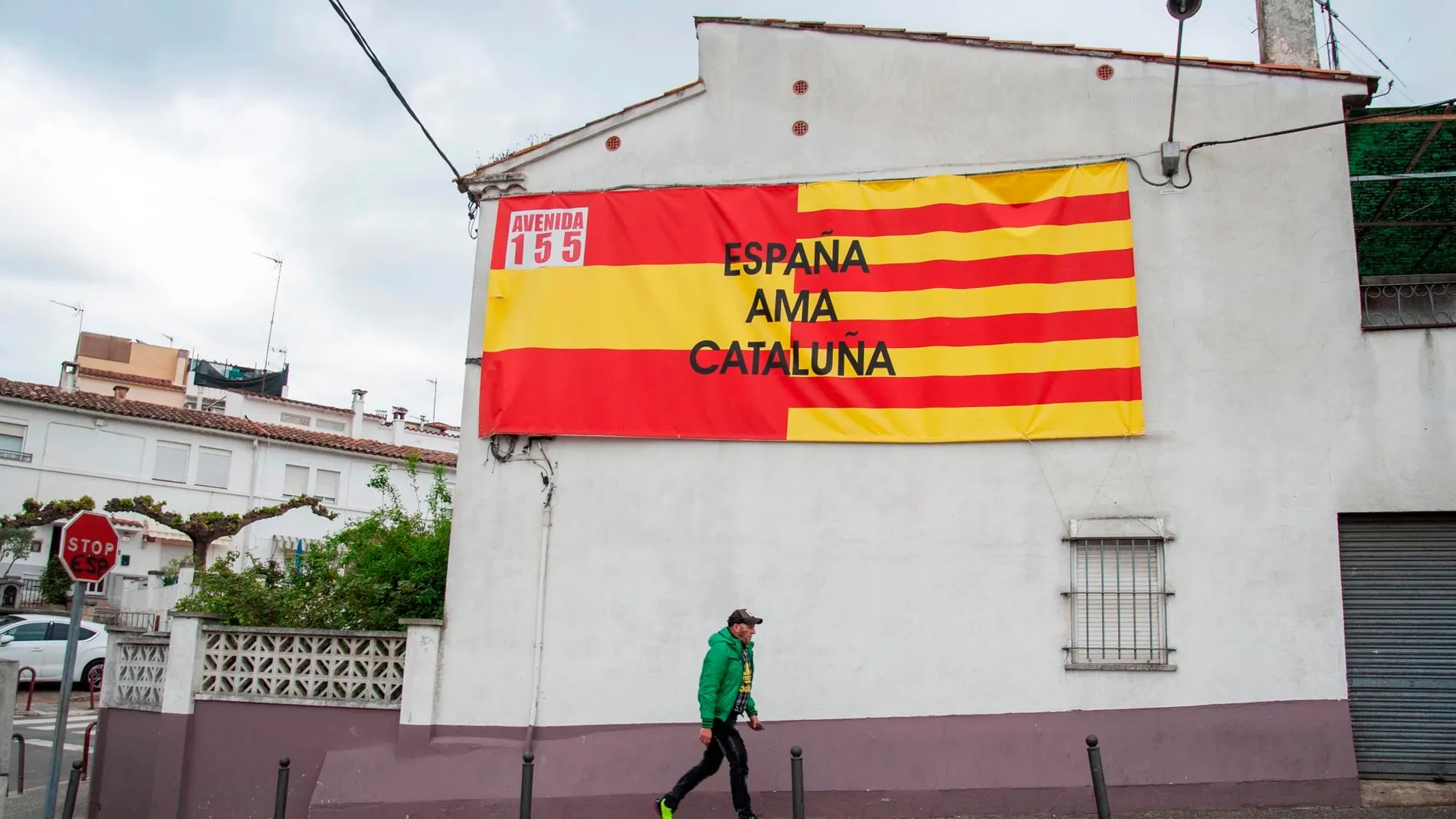 Banderas de España y de Cataluña son vistas en el barrio de Vila-roja