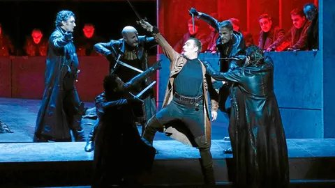 Imagen del ensayo general de «Il trovatore», de Verdi, que el Teatro Real estrenará mañana en Madrid