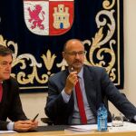 El presidente de las Cortes de Castilla y León, Luis Fuentes, acompañado por el vicepresidente primero de la mesa, Francisco Vázquez, durante la reunión de la Junta de Portavoces de las Cortes de Castilla y León