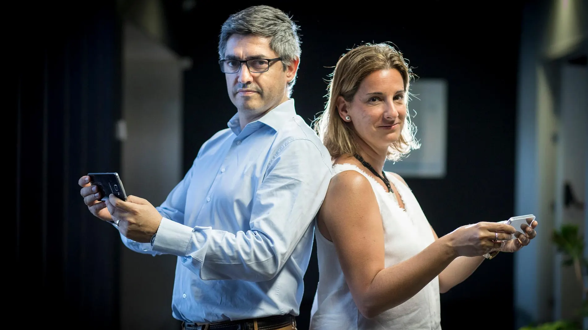 Los profesores de la CEU UCH Gonzalo Haro y Mabel Marí, codirectores del estudio sobre adicción a los videojuegos e inadaptación escolar